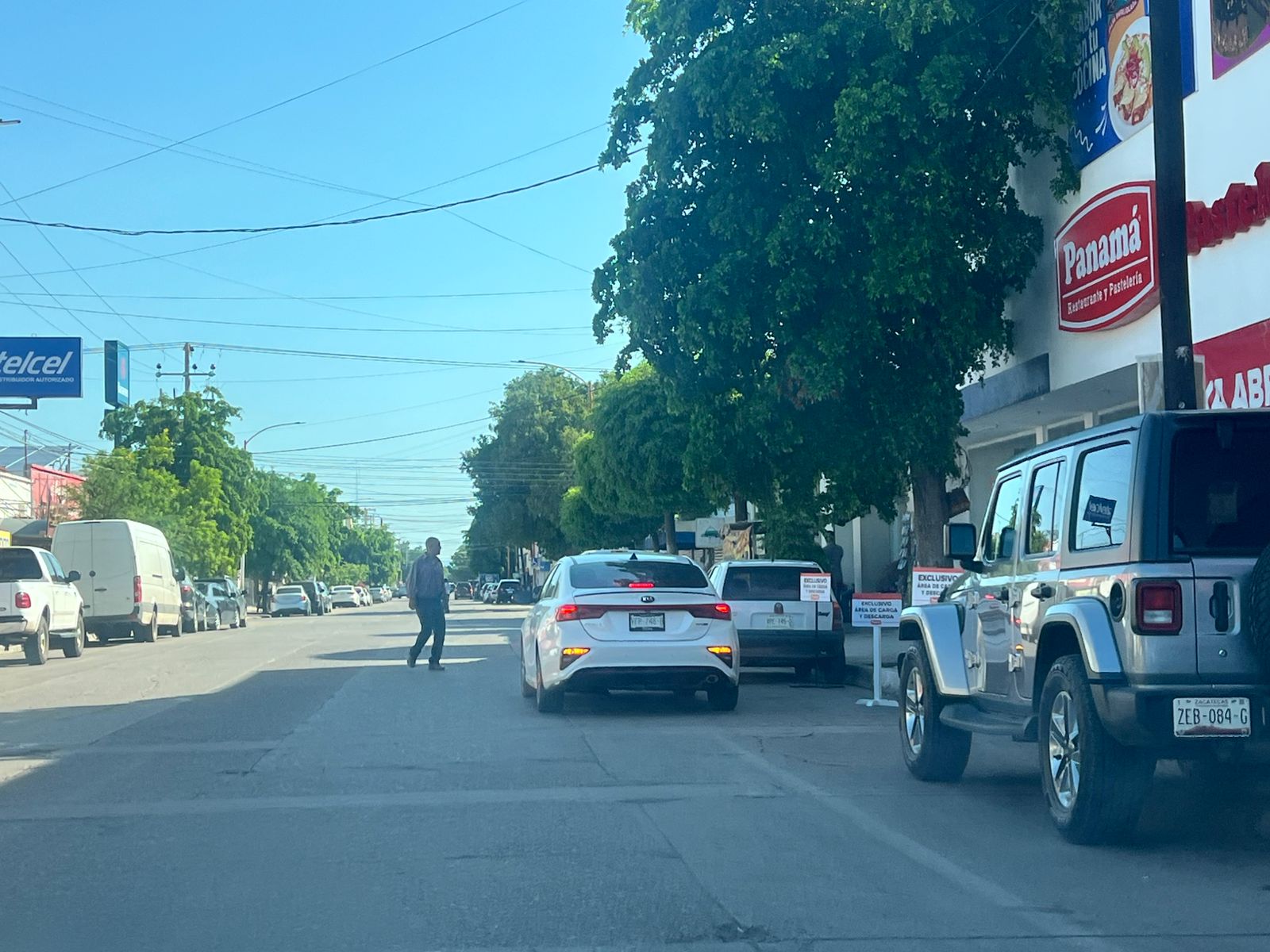 Vehículo estacionado en doble fila
