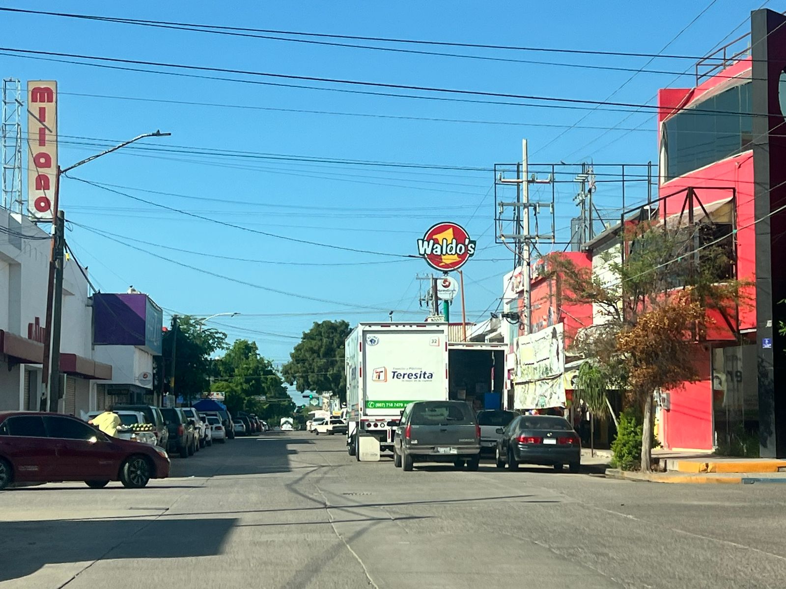 Vehículo estacionado en doble fila
