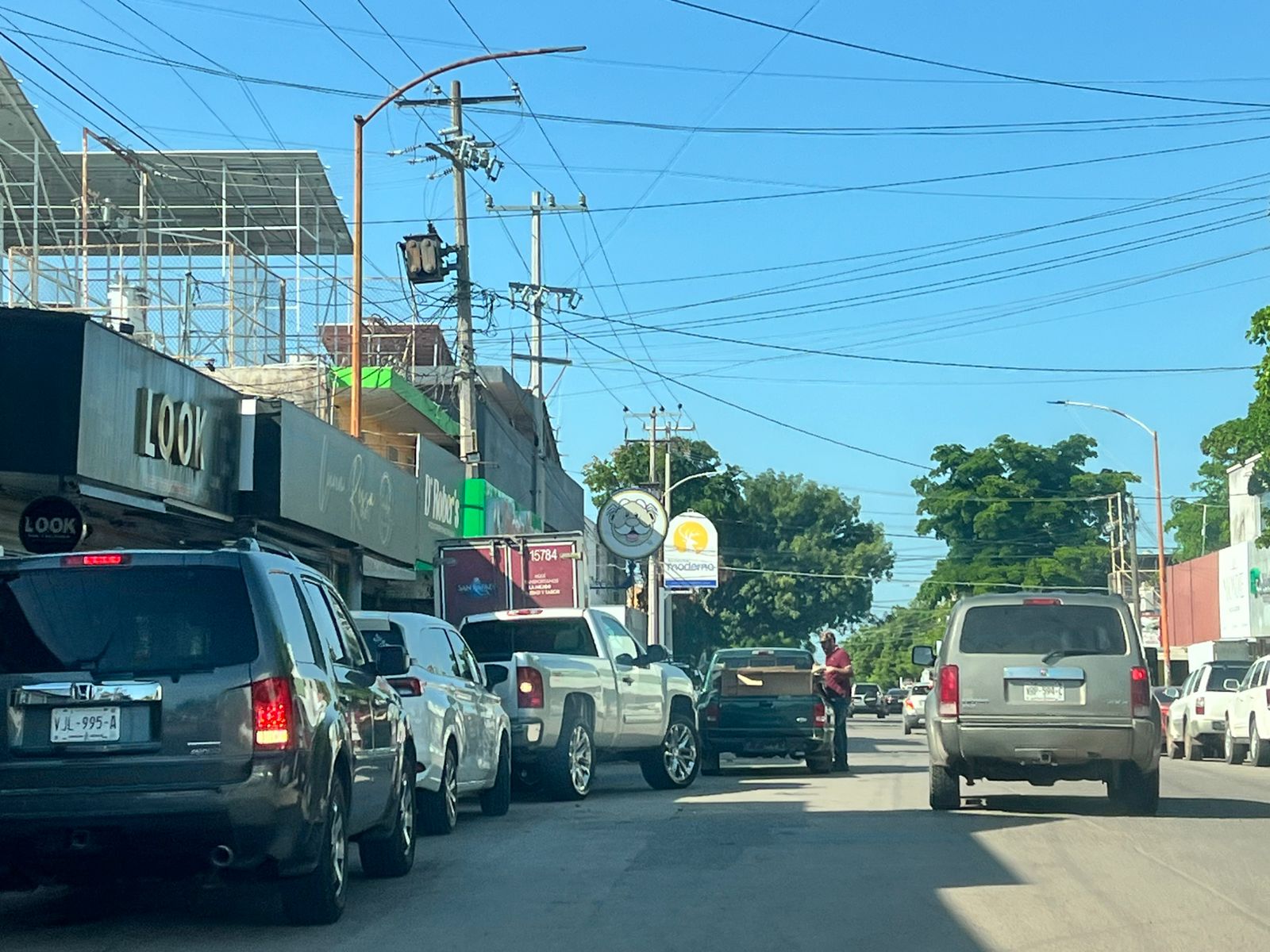Vehículo estacionado en doble fila