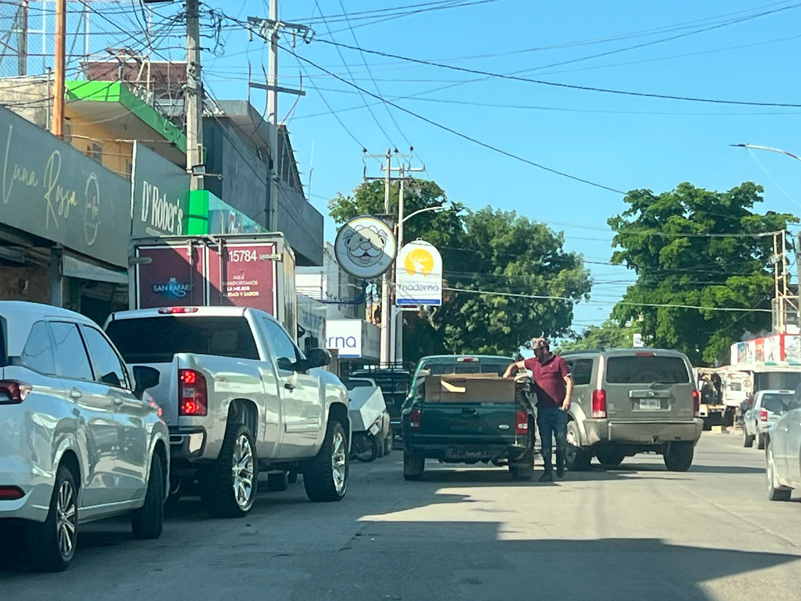 Vehículo estacionado en doble fila