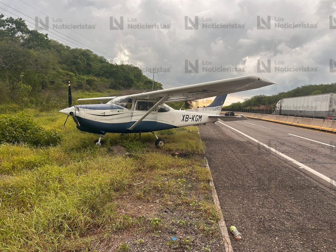 Avioneta aterriza de emergencia en la Mazatlán-Culiacán