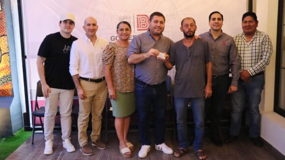 José Paz López entrega bono educativo a personal sindicalizado del Ayuntamiento de Badiraguato