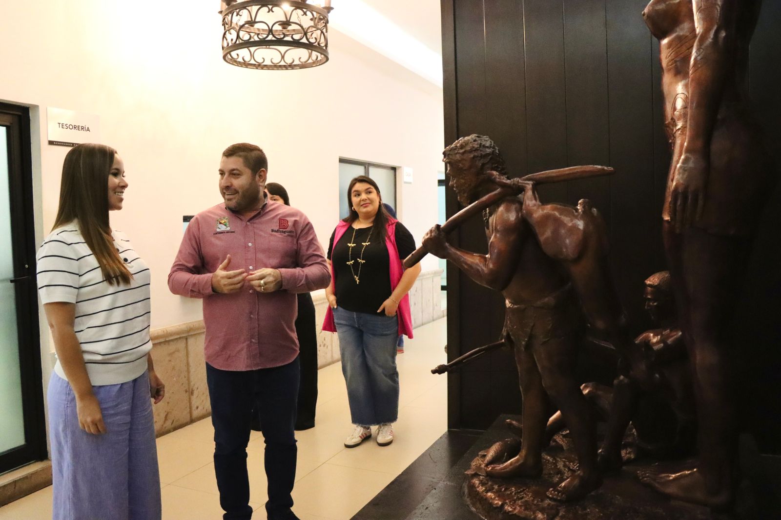 Alcalde de Badiraguato con la secretaria de Turismo de Sinaloa