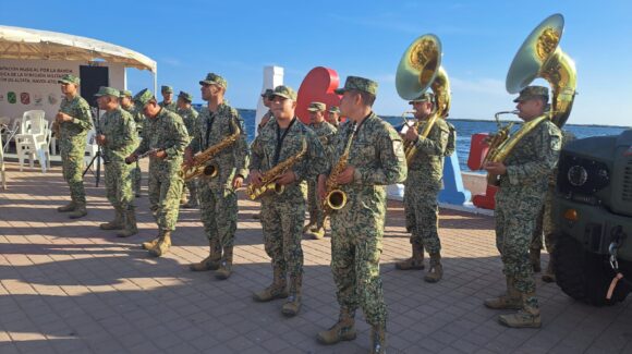 Banda Militar sorprende con emotivo concierto en el malecón de Altata, Navolato