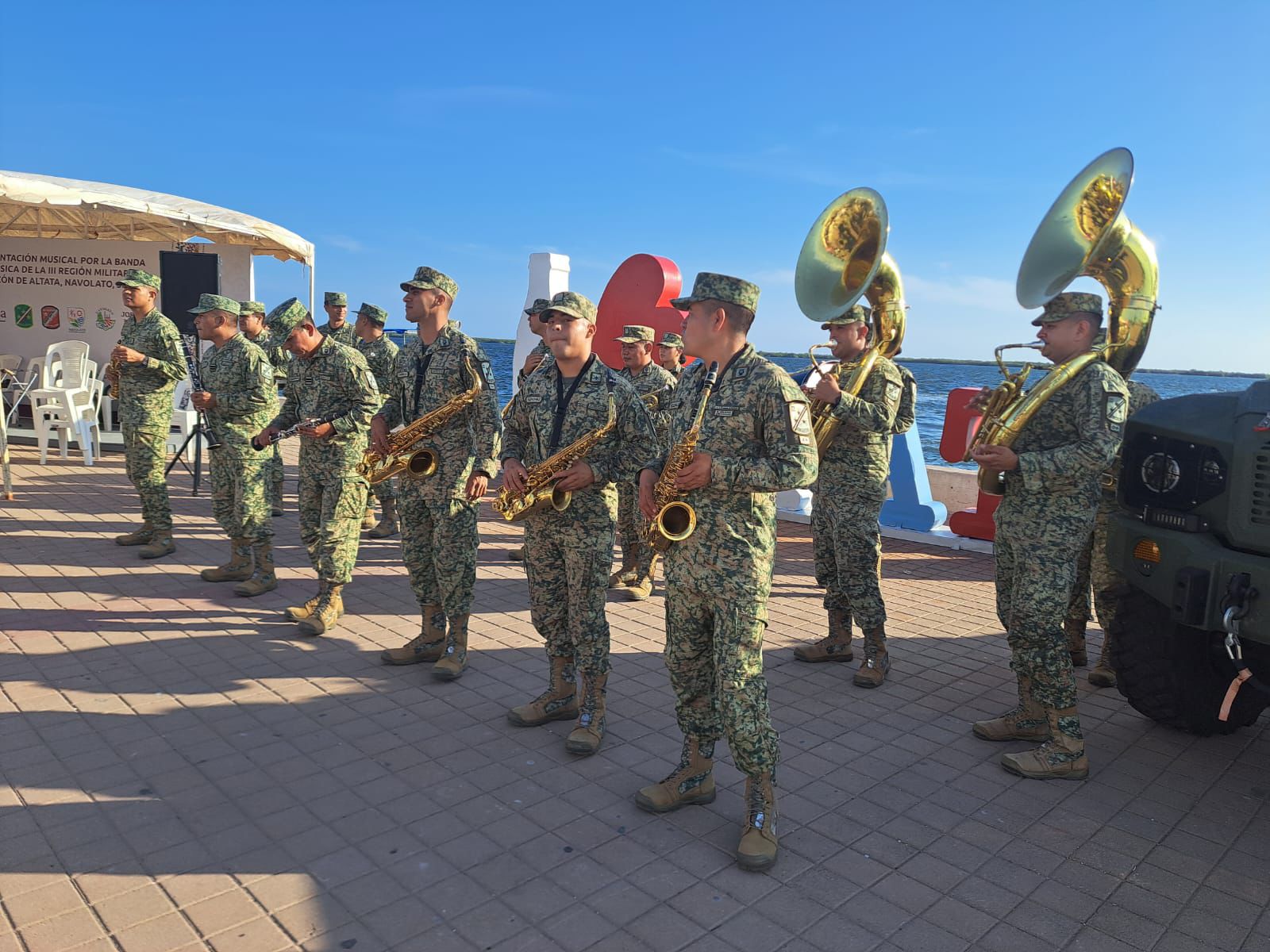 Banda de la Tercera Región Militar brinda concierto en Altata, Navolato