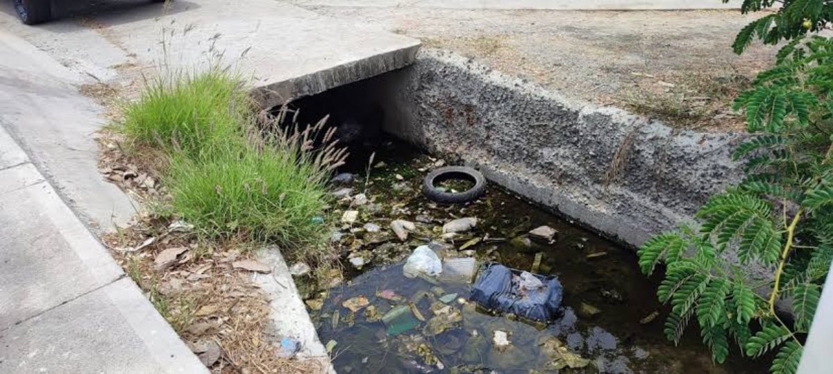 basura a los canales pluviales
