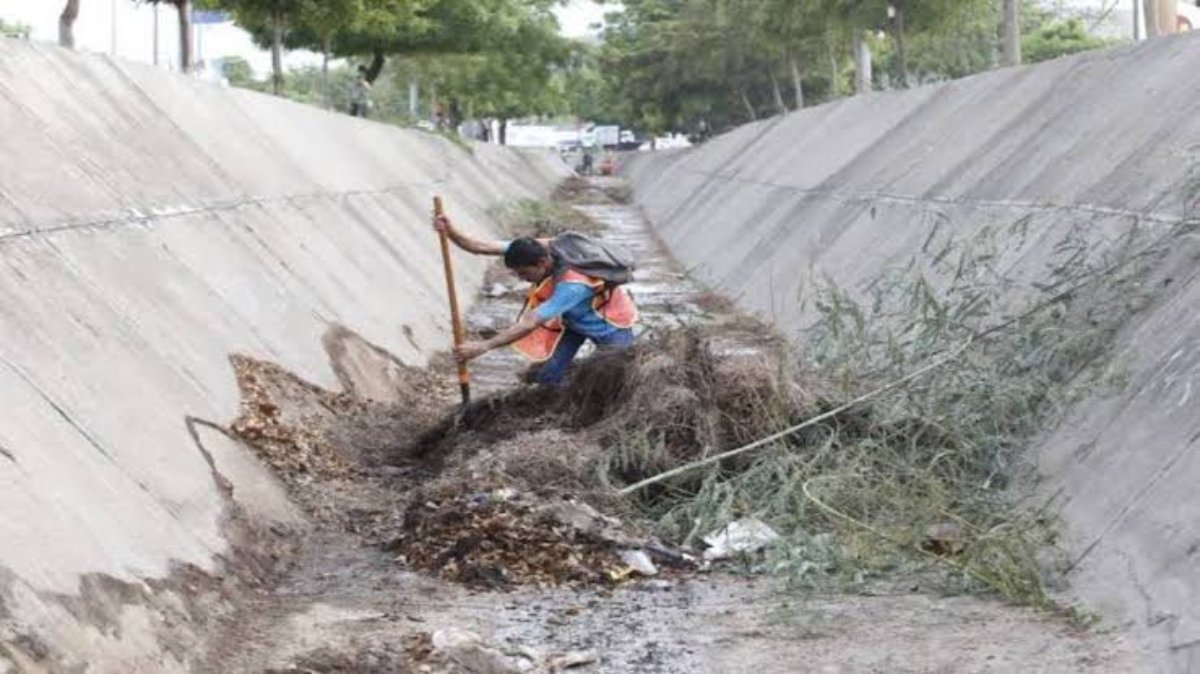 basura a los canales pluviales