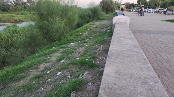 Paseando entre el cochinero; ¿Dónde tiras la basura en el Malecón de Guasave?