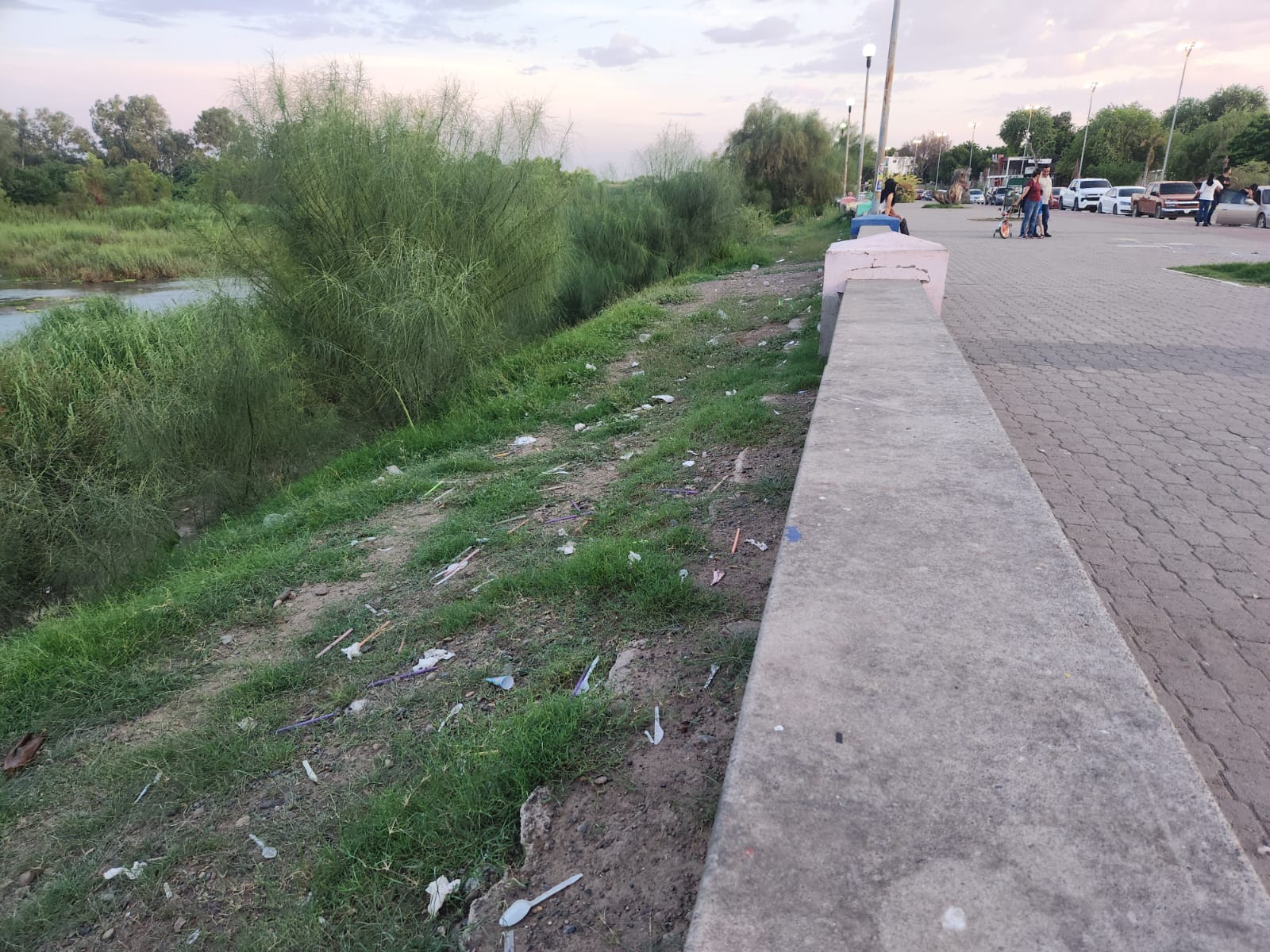 basura en el malecon de guasave (