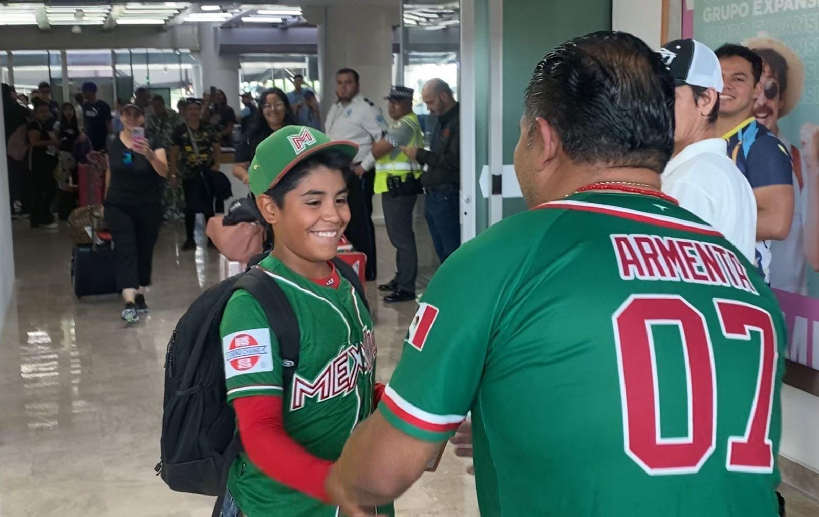 Reciben al beisbolista sinaloense José Armenta