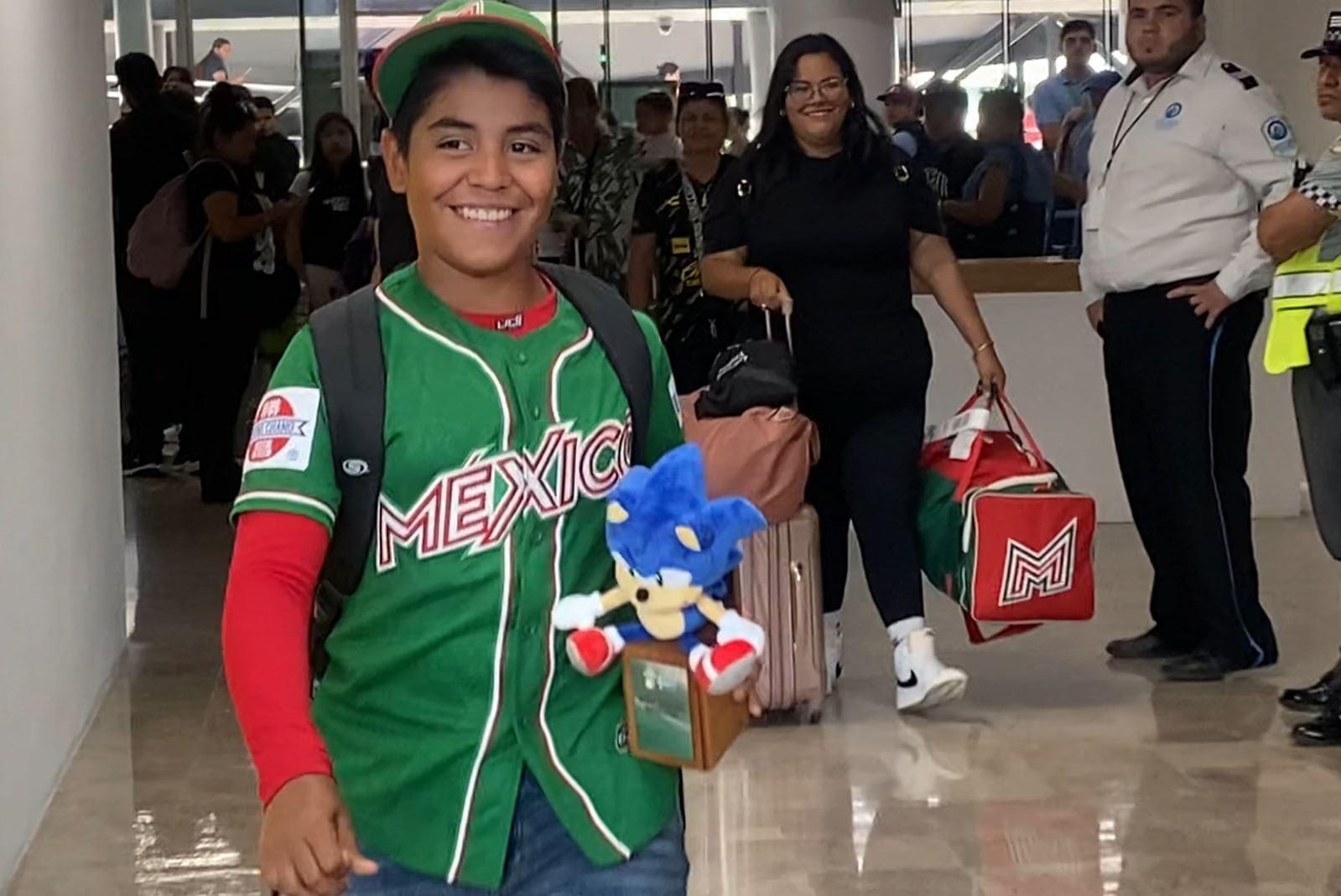 Reciben al beisbolista sinaloense José Armenta