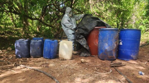 Hallan arsenal químico para fabricar drogas sintéticas en Los Vasitos, Culiacán