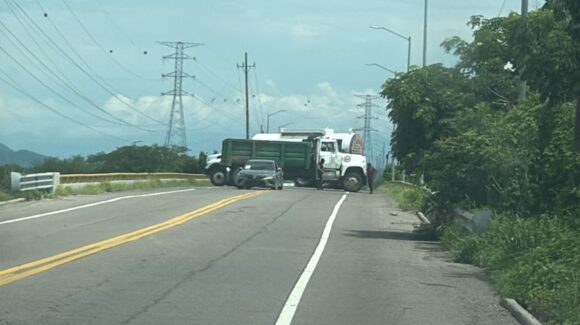 SSPE confirma bloqueos carreteros en Escuinapa; civiles armados despojan vehículos