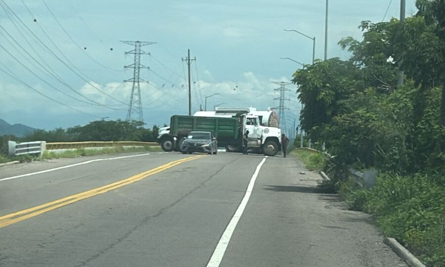 Enfrentamiento entre civiles armados en la carretera Escuinapa – Rosario