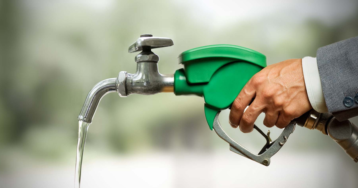 Bomba de la gasolina con llave del agua