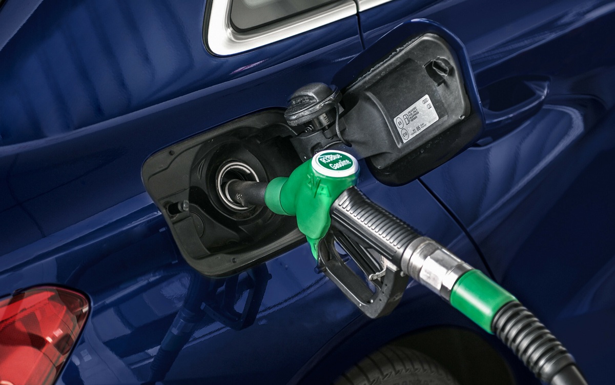 Bomba de la gasolina verde en automóvil