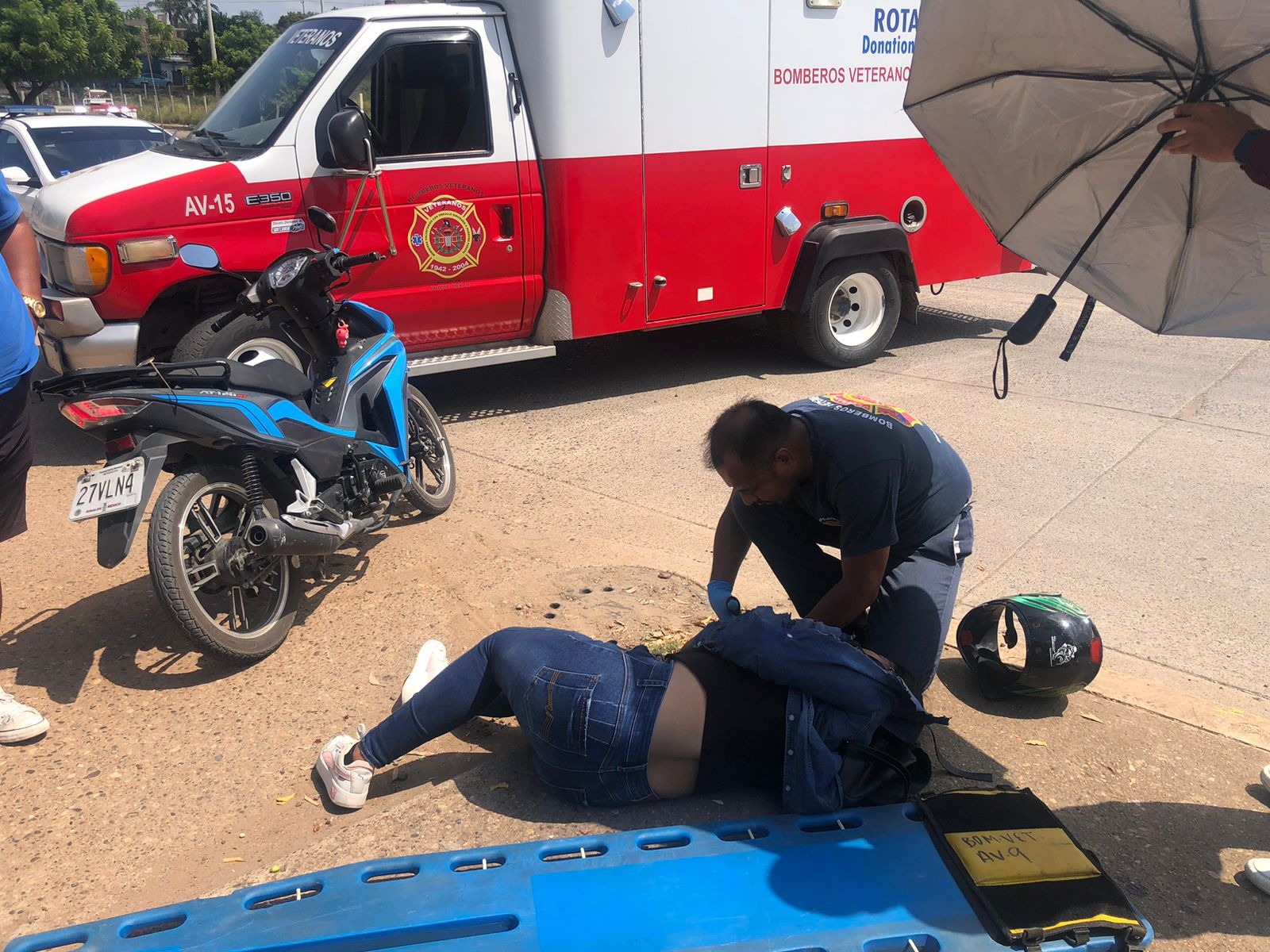 bomberos auxiliando a mujeres lesionadas