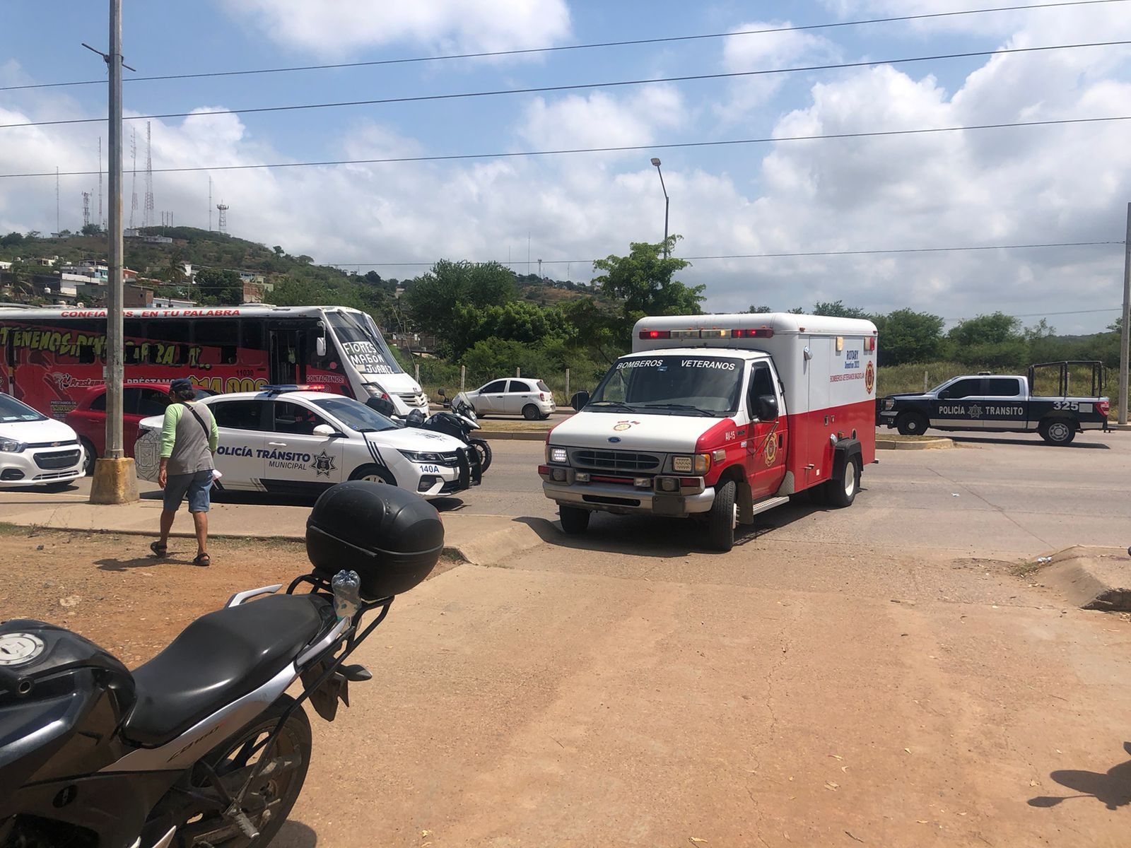 bomberos estacionados frente a escuela secundaria