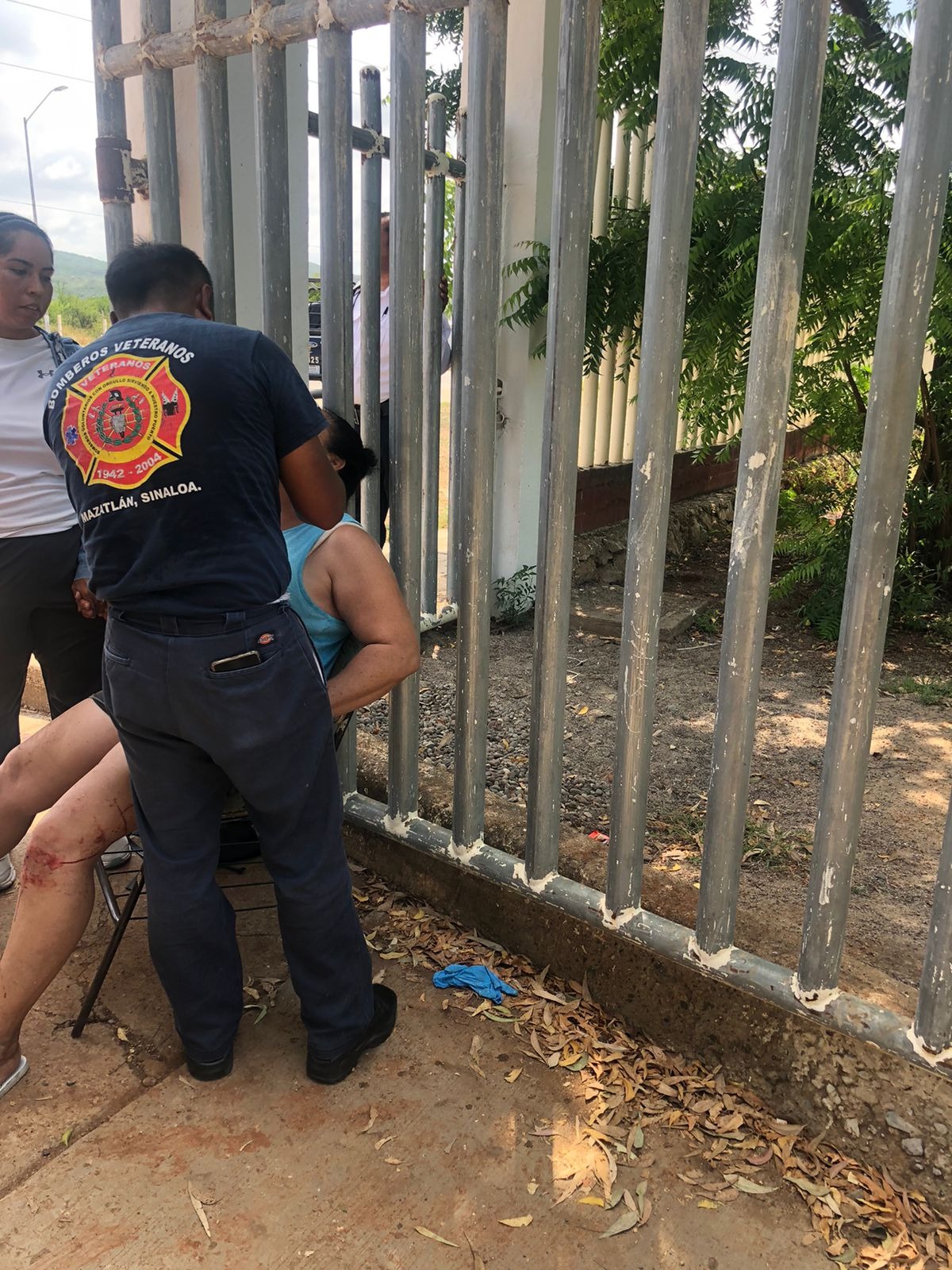 bomberos auxiliando a mujeres lesionadas