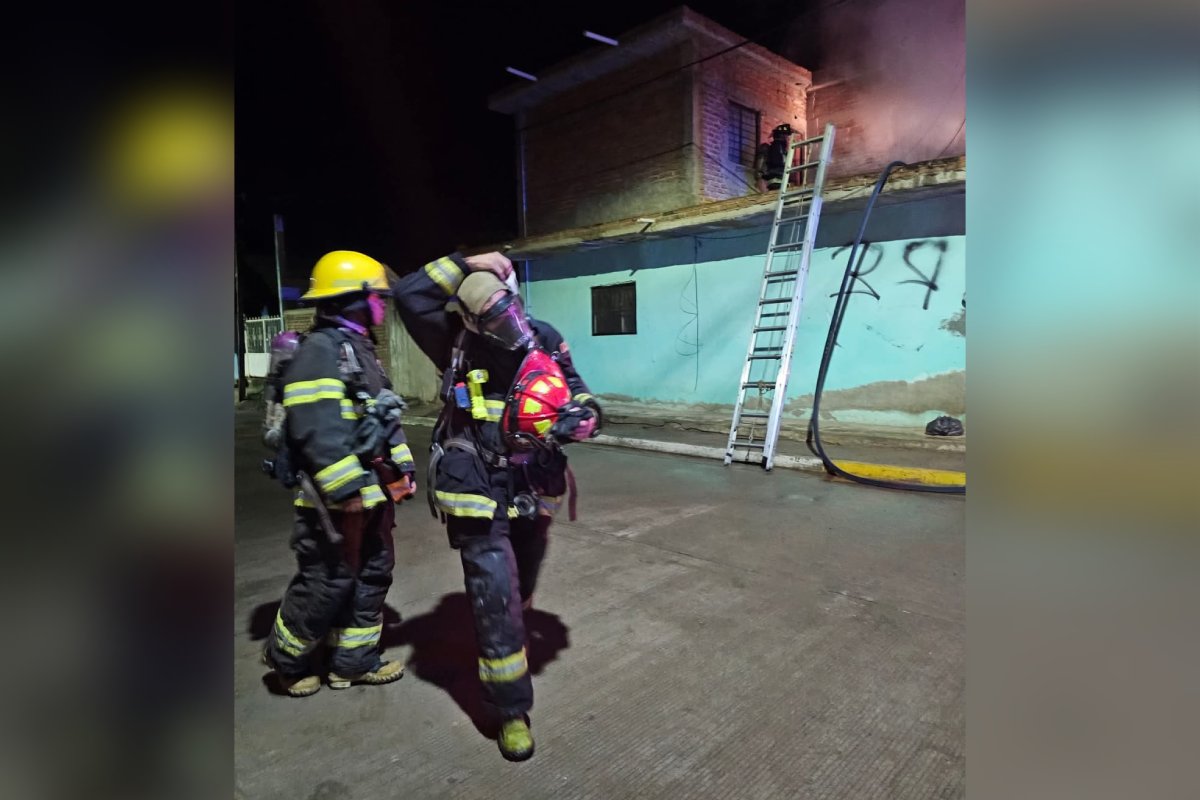Bomberos combaten incendio en una casa habitación ubicada en la colonia Urías