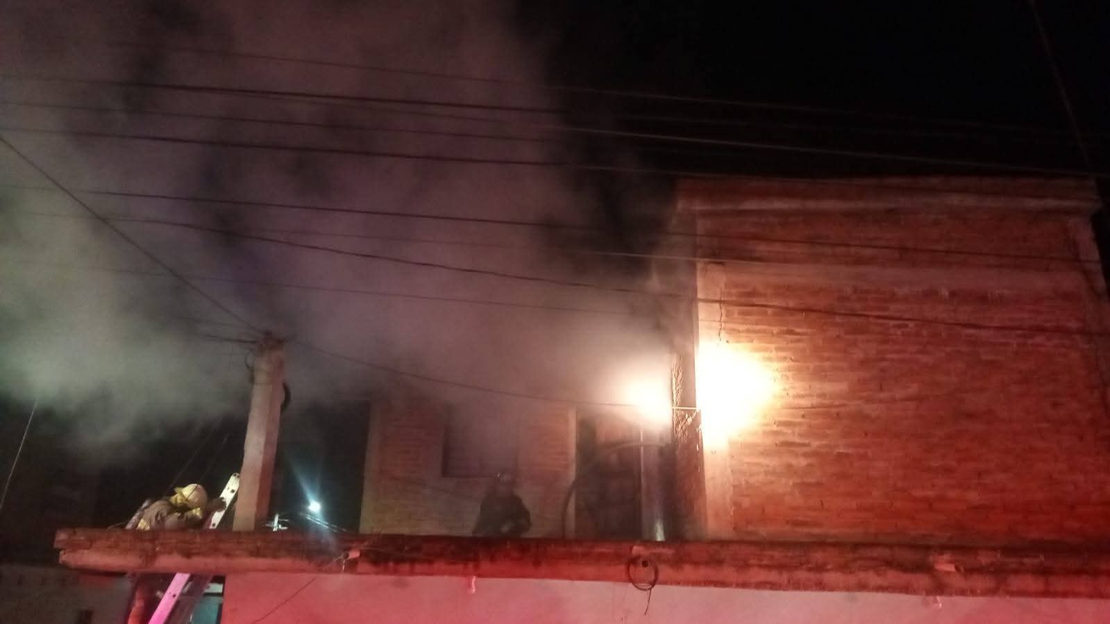Bomberos combaten incendio en una casa habitación ubicada en la colonia Urías