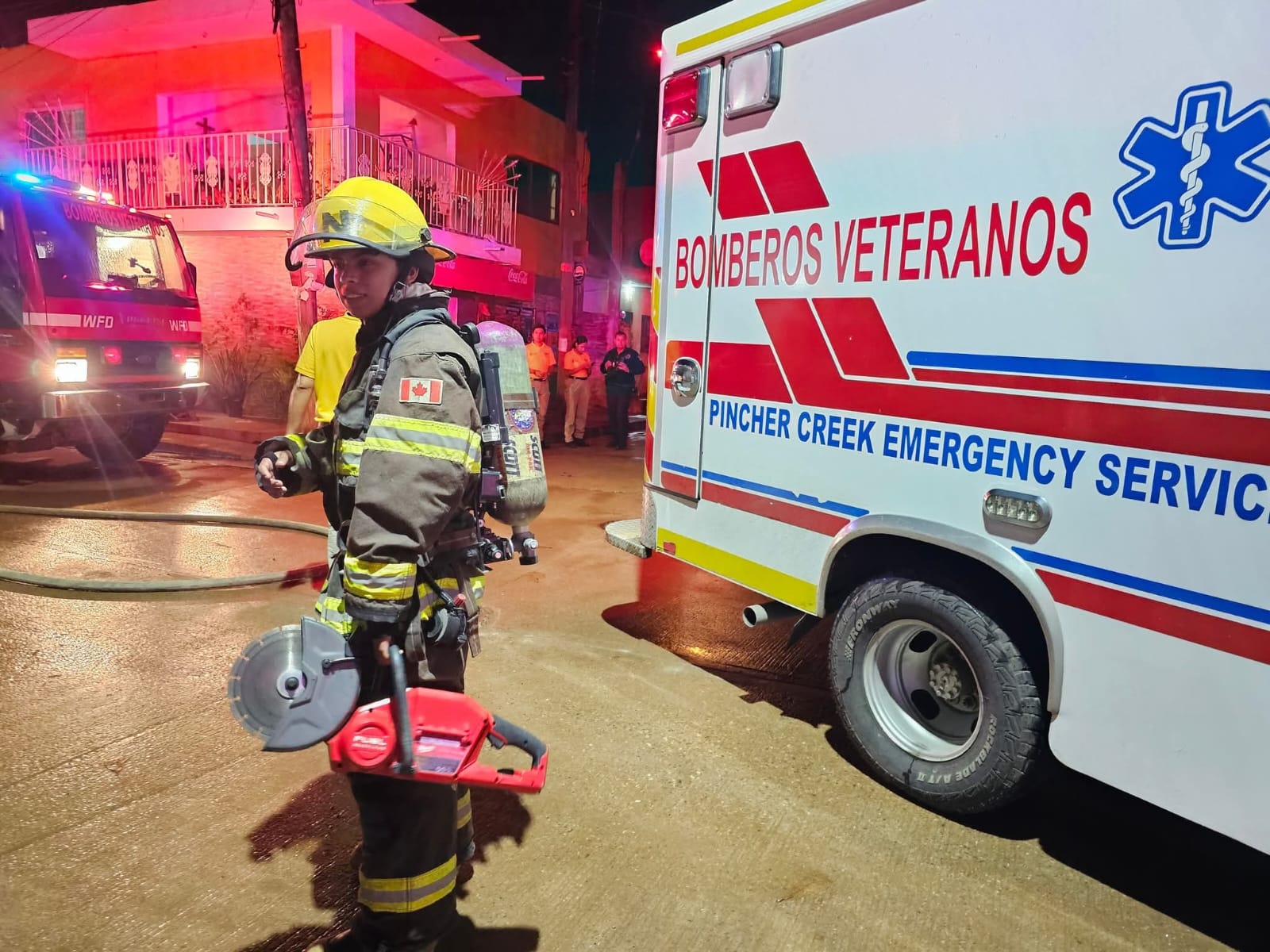 Bomberos combaten incendio en una casa habitación ubicada en la colonia Urías