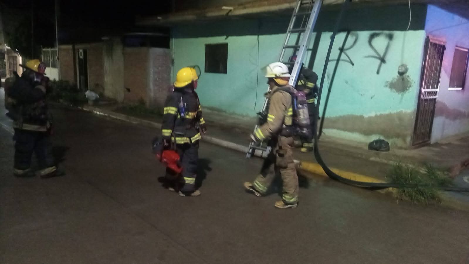 Bomberos combaten incendio en una casa habitación ubicada en la colonia Urías