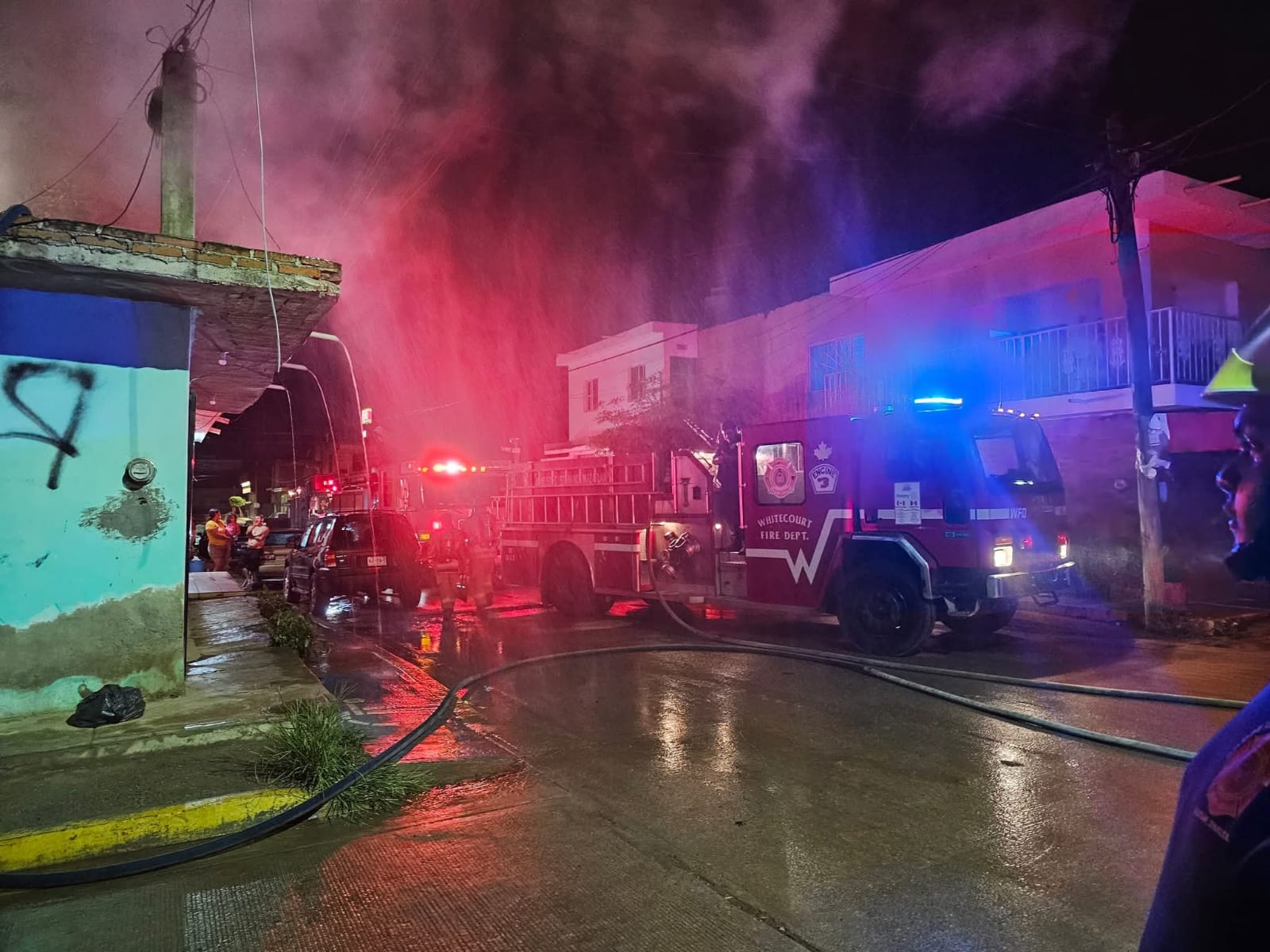 Bomberos combaten incendio en una casa habitación ubicada en la colonia Urías