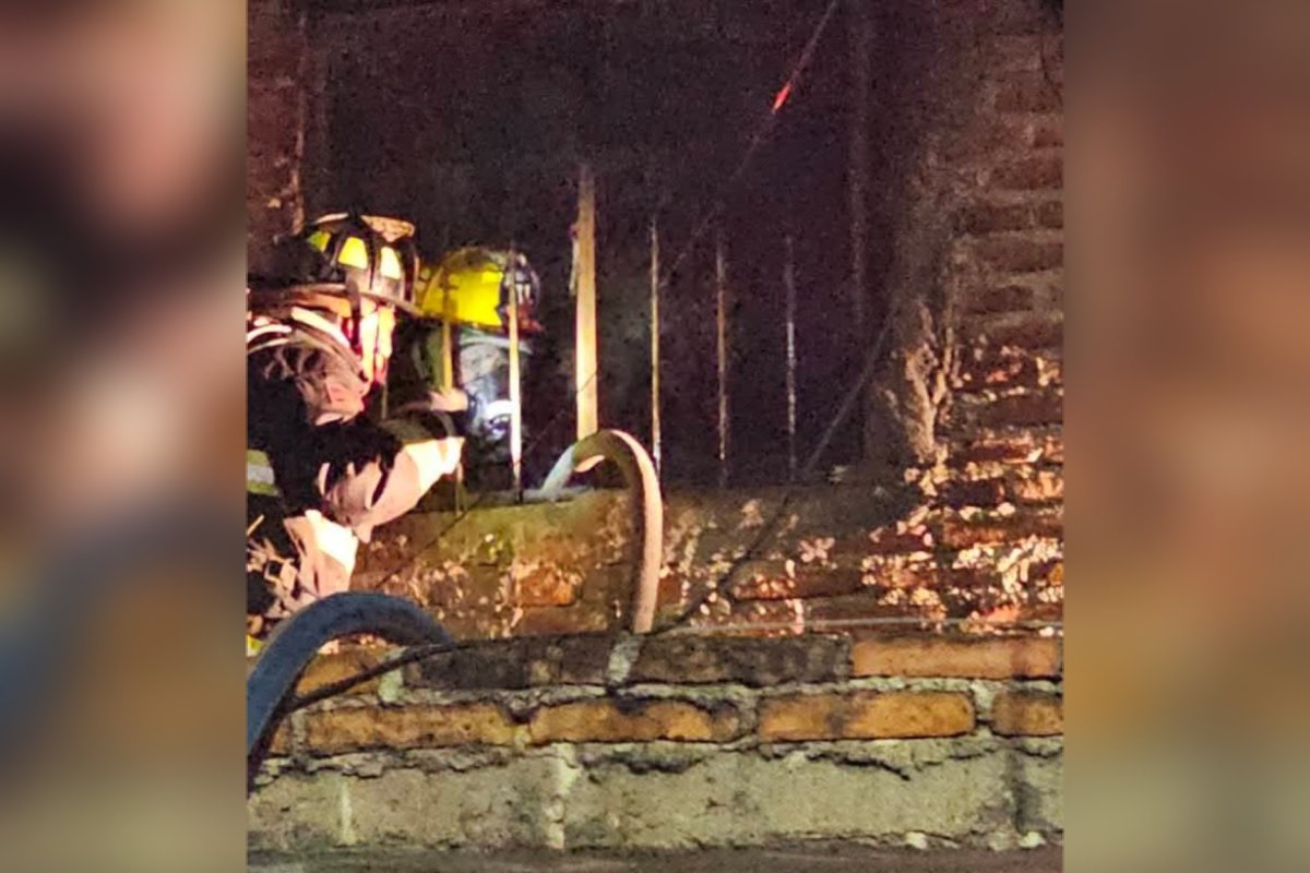 Bomberos combaten incendio en una casa habitación ubicada en la colonia Urías