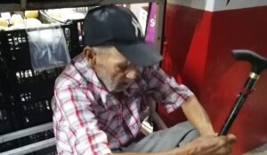 Buscan a familiares de adultor mayor desorientado en Mazatlán