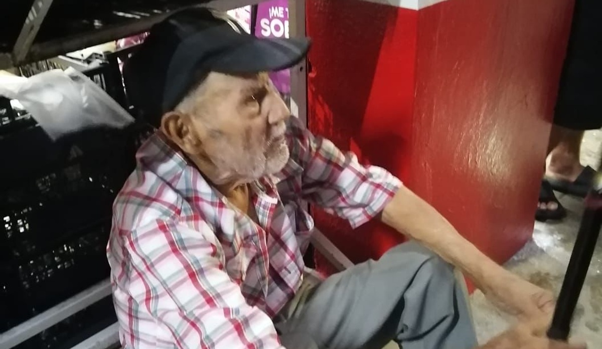 Buscan a familiares de adultor mayor desorientado en Mazatlán