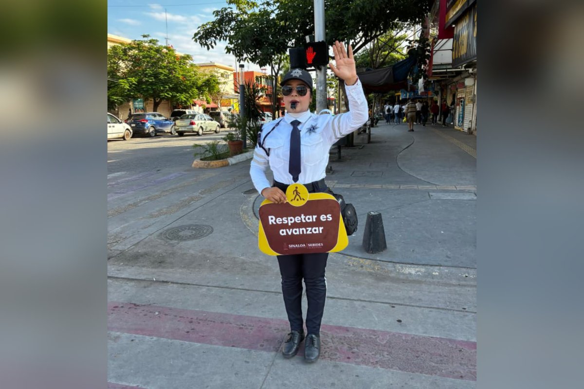 Agente de tránsito sostiene letrero que dice: Respetar es avanzar