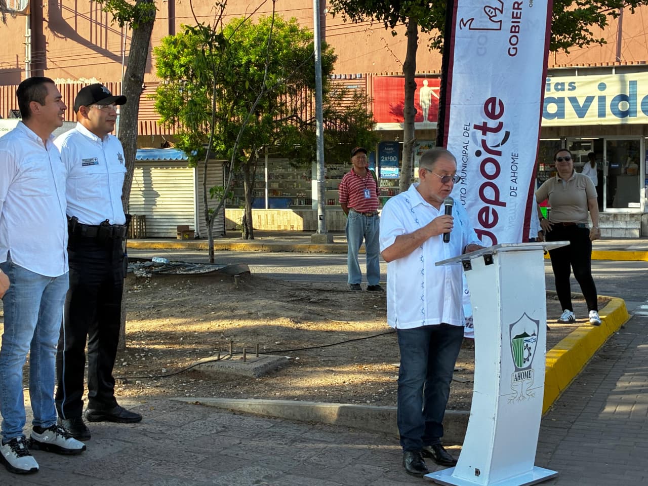 Personal del ayuntamiento de Ahome y ciudadanos en caminata por el Día del Peatón