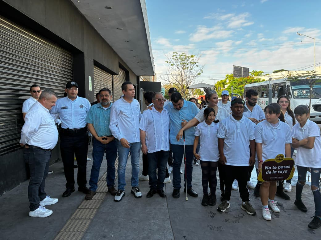 Personal del ayuntamiento de Ahome y ciudadanos en caminata por el Día del Peatón