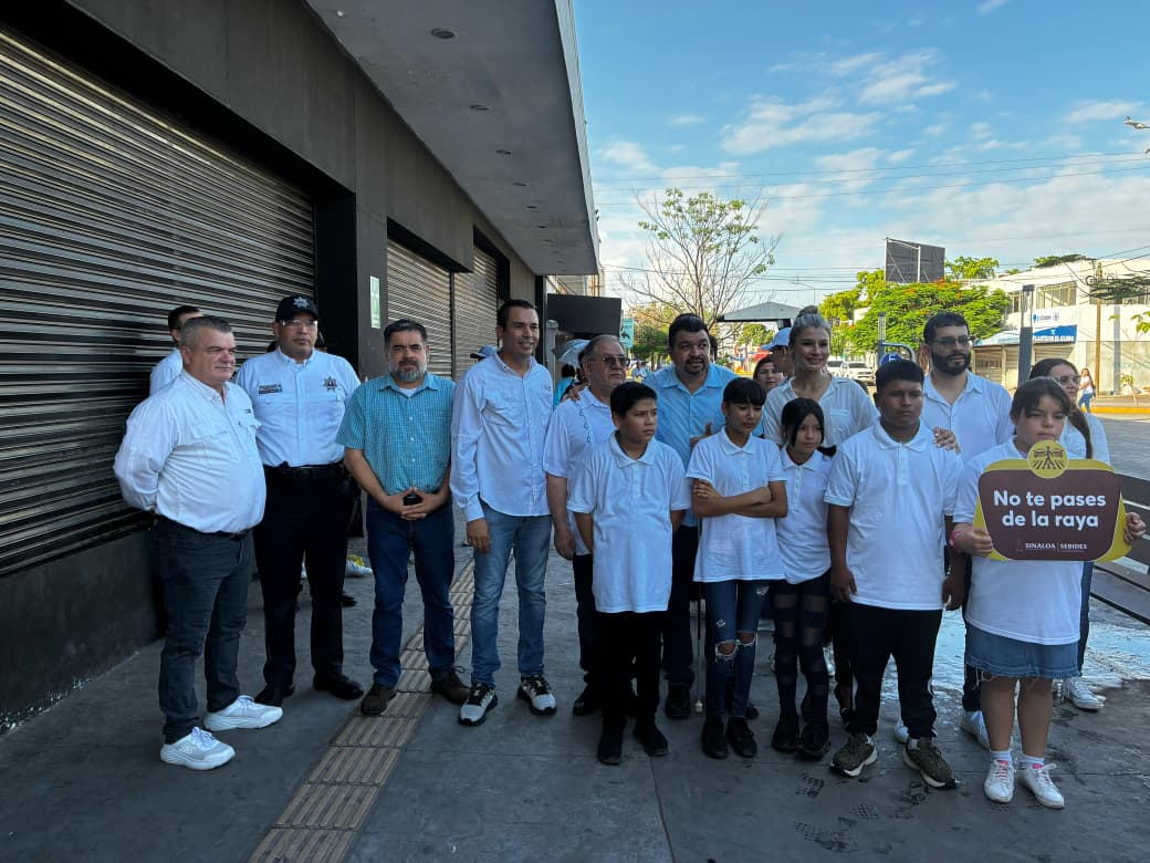 Personal del ayuntamiento de Ahome y ciudadanos en caminata por el Día del Peatón