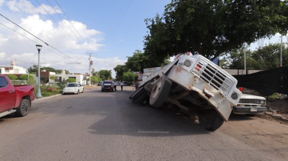 Cierran parcialmente la Juan Carrasco en Guasave tras socavón; autoridades atienden