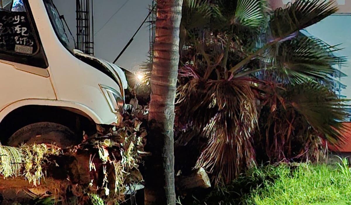 Camión choca contra poste en Mazatlán