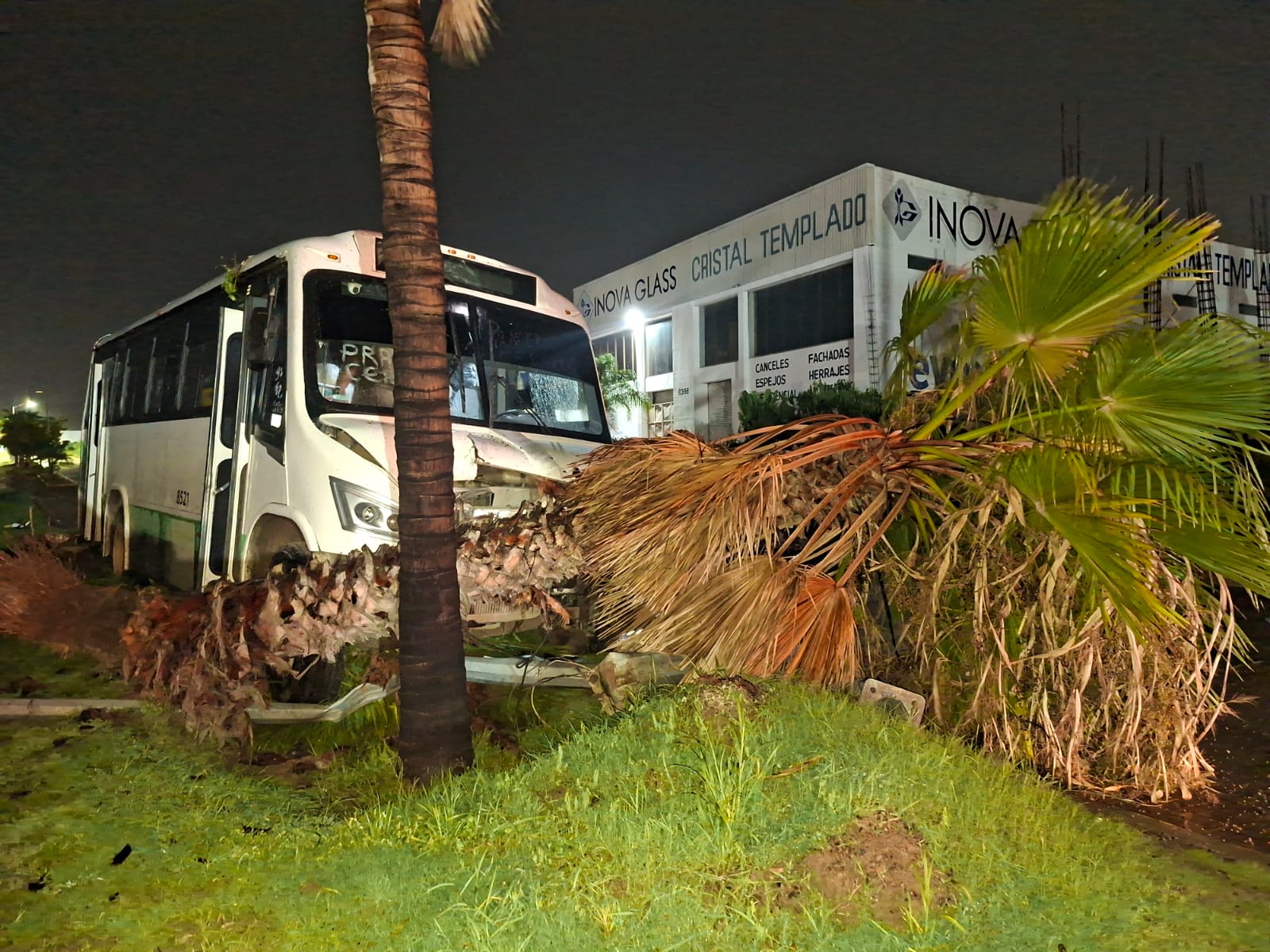 Camión choca contra poste en Mazatlán