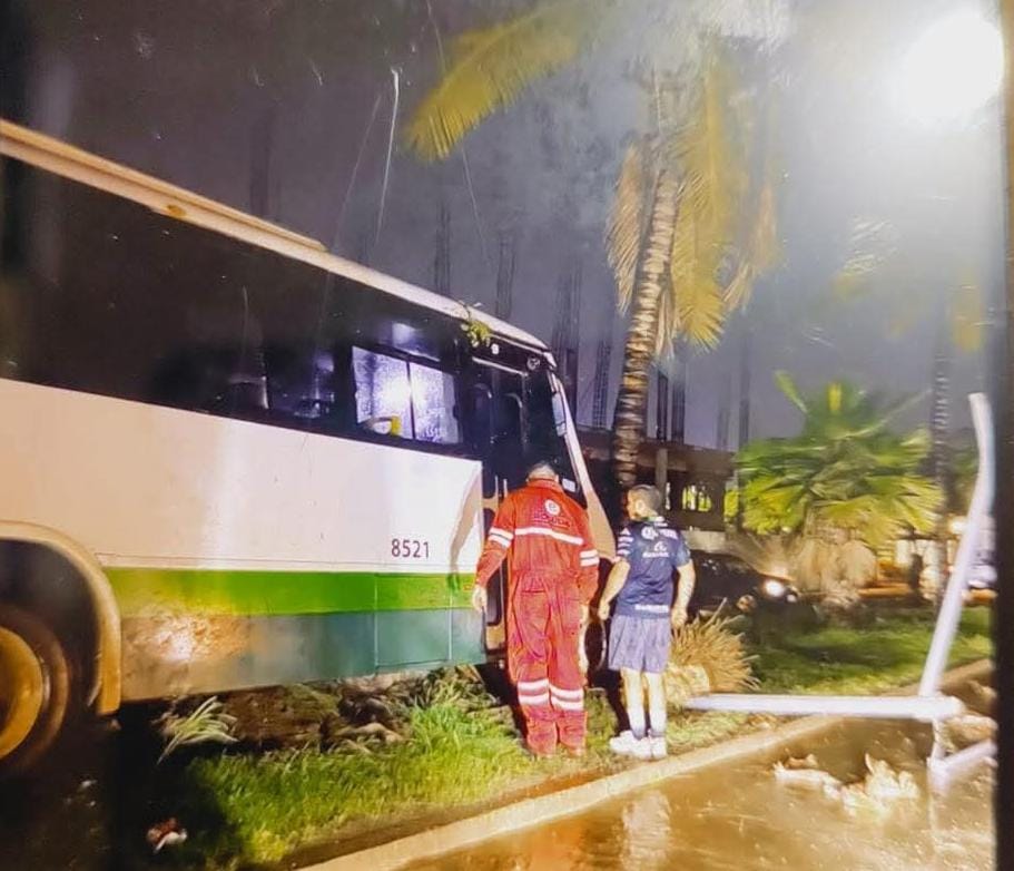 Camión choca contra poste en Mazatlán
