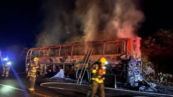 ¡No hay heridos! Se incendia autobús a la altura de La Campana, al norte de Culiacán