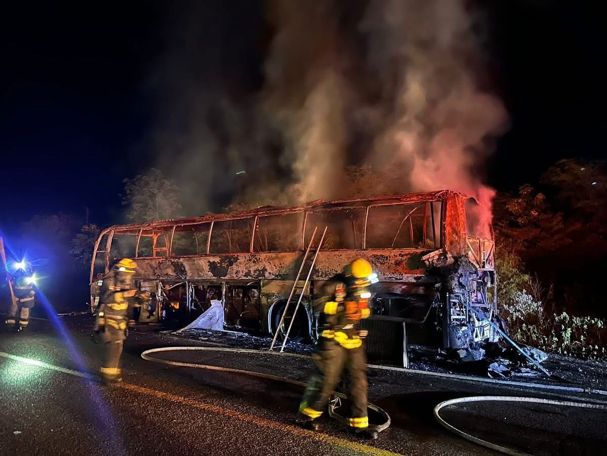 Camión se incendia a la altura de La Campana, en Culiacán