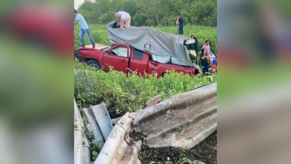 camioneta roja accidentada en la carretera