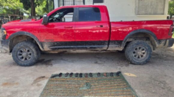 Aseguran camioneta robada, cargadores y casi mil 700 cartuchos en Concordia