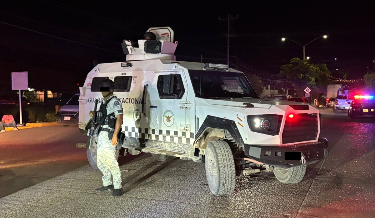 Camioneta de la Guardia Nacional en Aguaruto, Culiacán, de noche