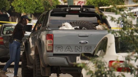 Dos son menores de edad: Hallan a familia sin vida dentro de camioneta abandonada, en Guadalajara