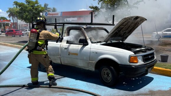 Se registra incendio de vehículo en la Insurgentes en Mazatlán