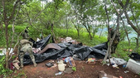 Aseguran armas, vehículos y campamento improvisado en San Ignacio
