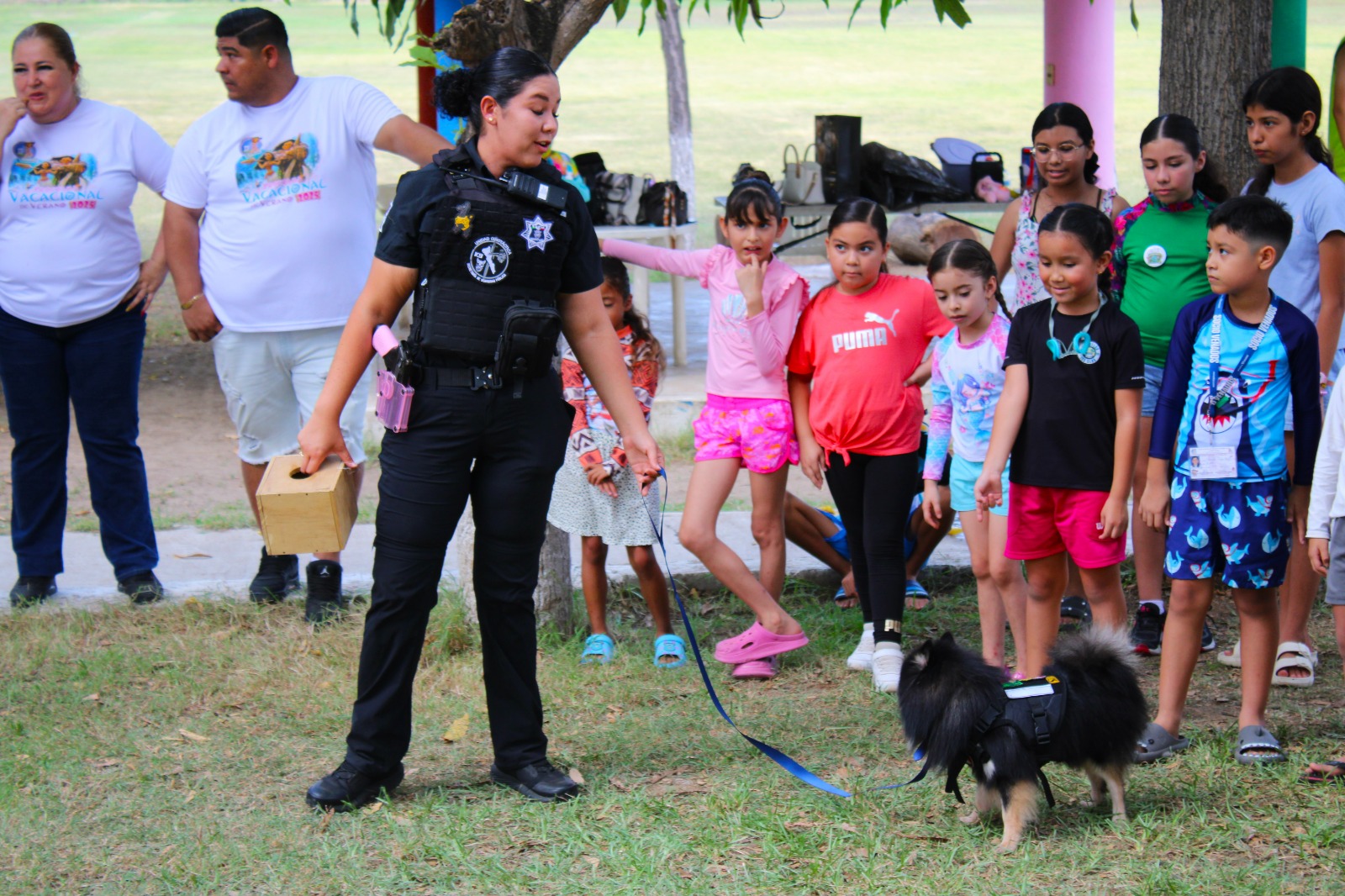 agentes encargados de la unidad canina en el campamento de verano organizado por el sindicato de trabajadores del IMSS en Mazatlán
