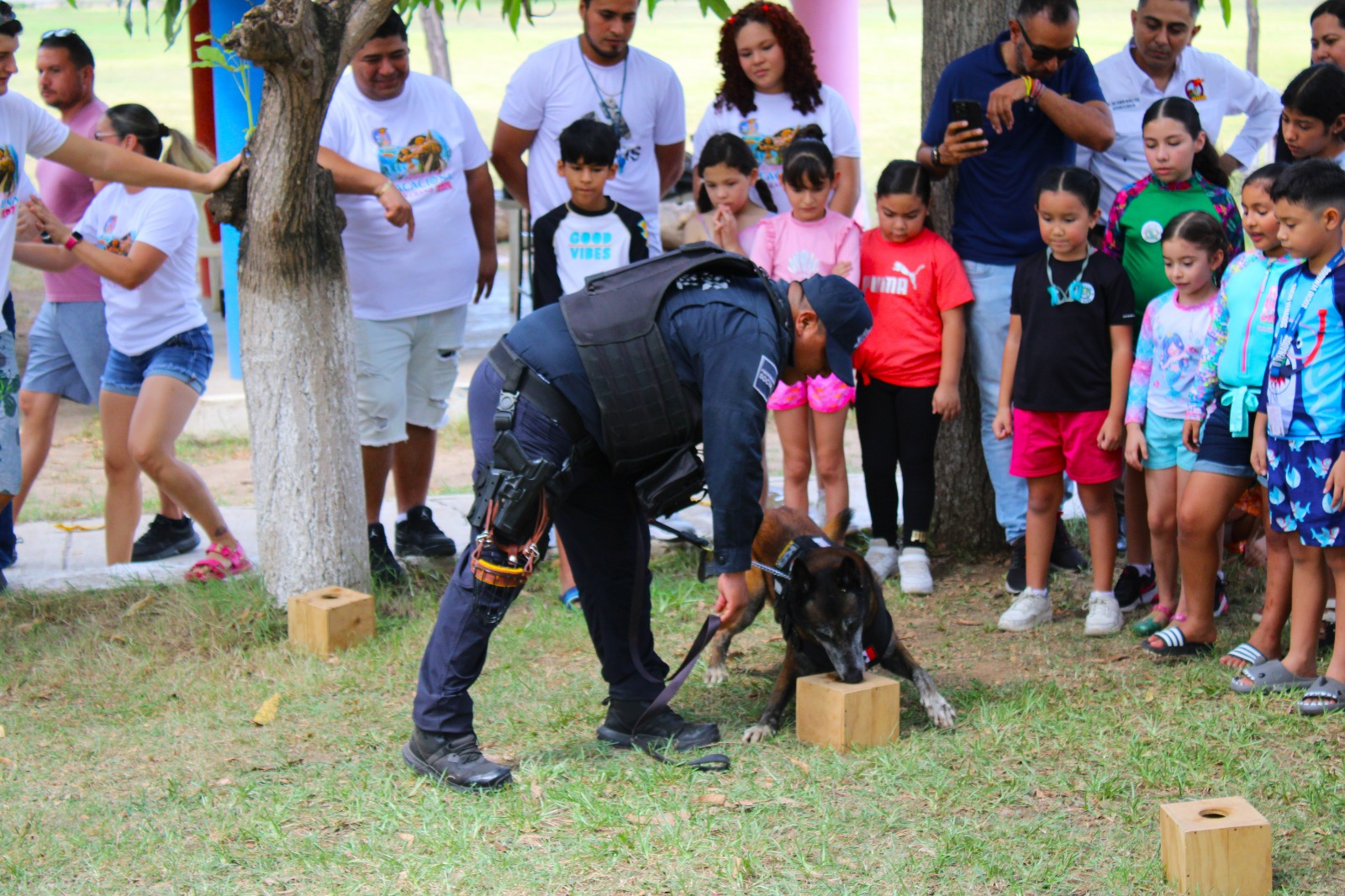 agentes encargados de la unidad canina en el campamento de verano organizado por el sindicato de trabajadores del IMSS en Mazatlán