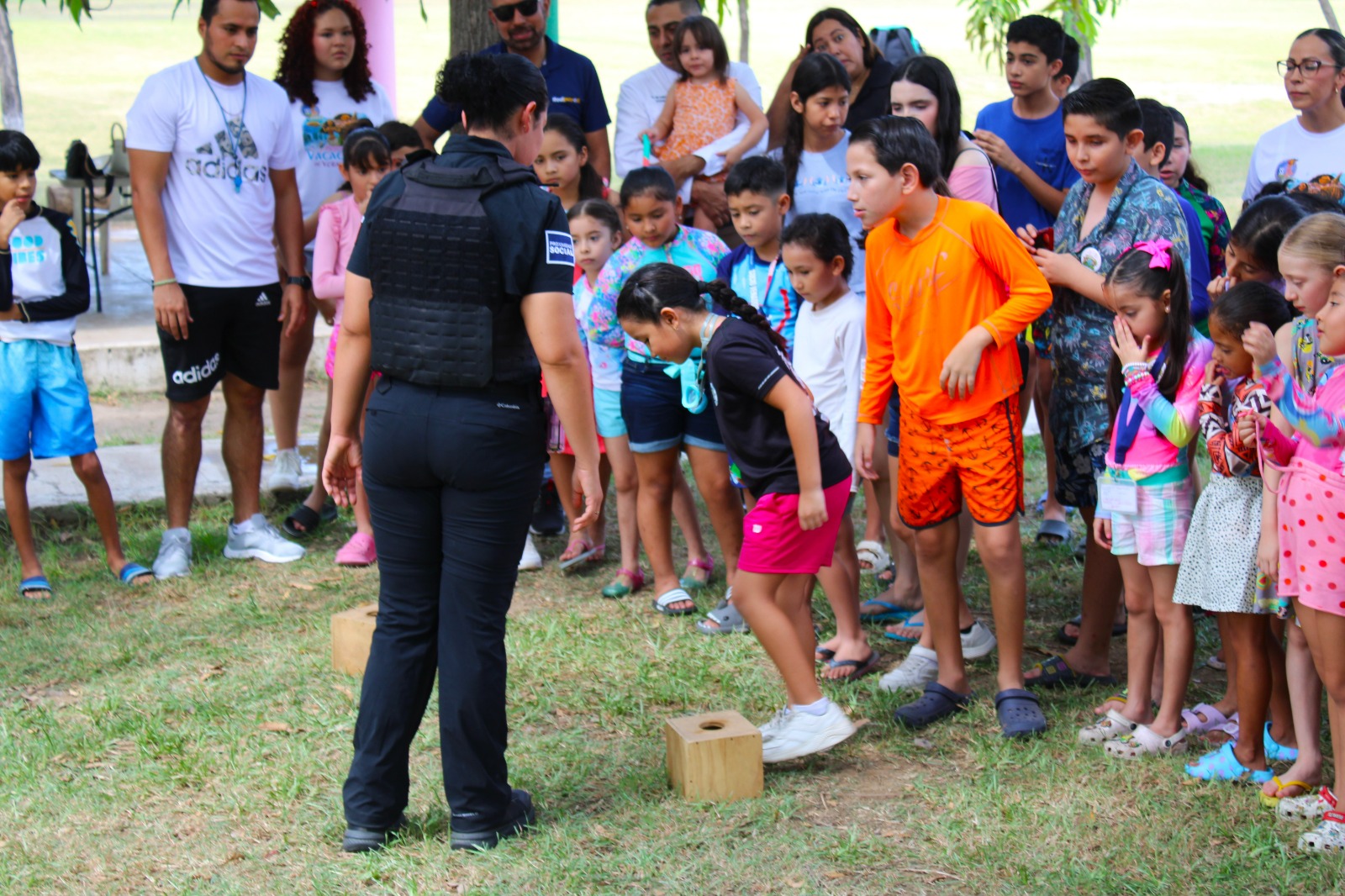 agentes encargados de la unidad canina en el campamento de verano organizado por el sindicato de trabajadores del IMSS en Mazatlán
